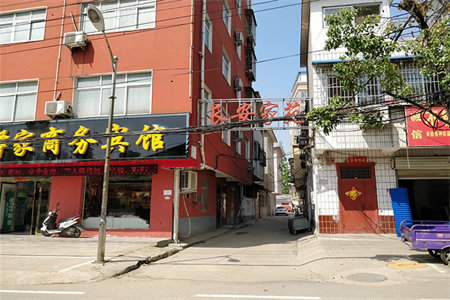 城东安康花园电梯二层，精装两室，证满两年
